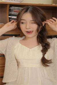 女儿雪天乞讨时，妻子在给她的白月光庆生